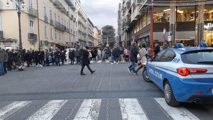 ore 16 30 muro umano a via matteotti e musica a palla petardi alla bottega