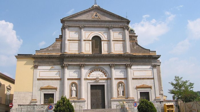 avellino evade dai domiciliari per un brindisi al duomo con gli amici