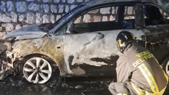 auto in fiamme nella notte di natale paura ad avella