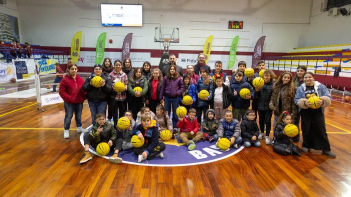 sport e sociale il natale di solidarieta della power basket salerno