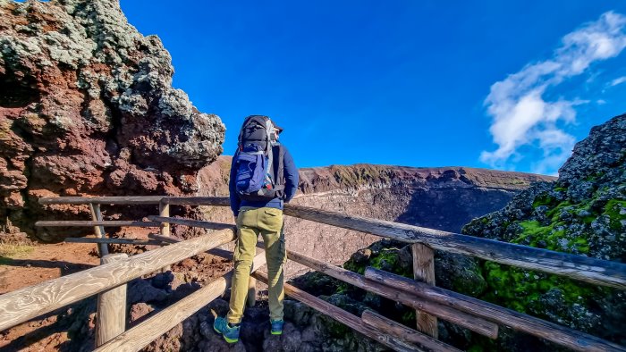 si perde sui sentieri del vesuvio 38enne rintracciato e salvato dai carabinieri