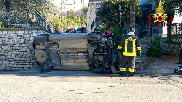 sbanda e si ribalta nel giorno di natale trasferito in elicottero al moscati