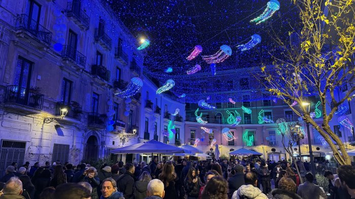 salerno pienone di santo stefano per luci d artista folla e parcheggi pieni