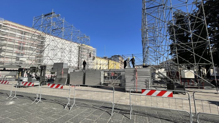 tutto pronto per il concerto in piazza c e il mega palco per venditti e luche