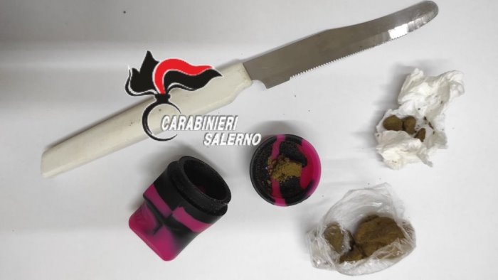 ingoia 118 grammi di hashish e si sente male arrestato