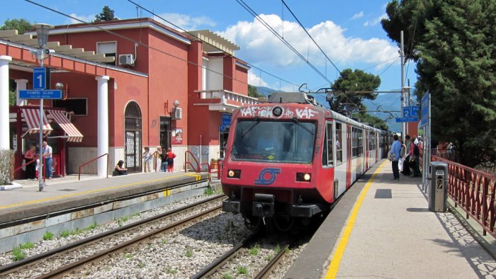 napoli treno della circumvesuviana travolge un uomo interrotta la circolazione