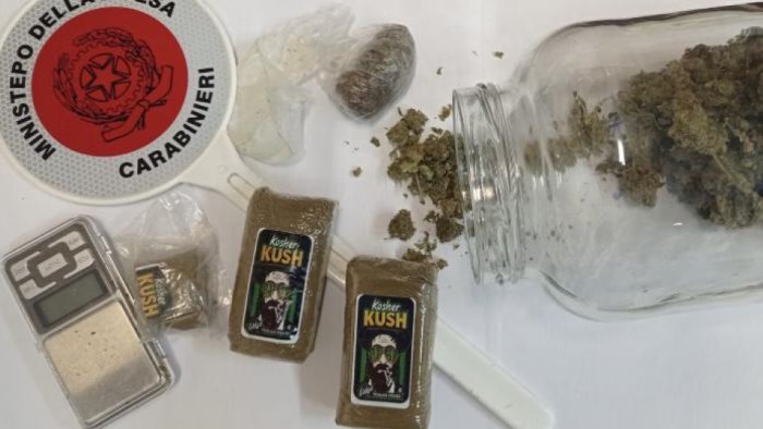 panetti di hashish e marijuana in ufficio arrestato 28enne