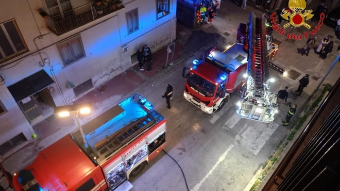 avellino abitazione in fiamme a baiano famiglia in salvo palazzo evacuato