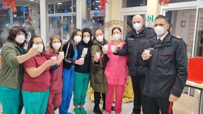 capodanno di solidarieta gli anziani giocano a tombola con i carabinieri