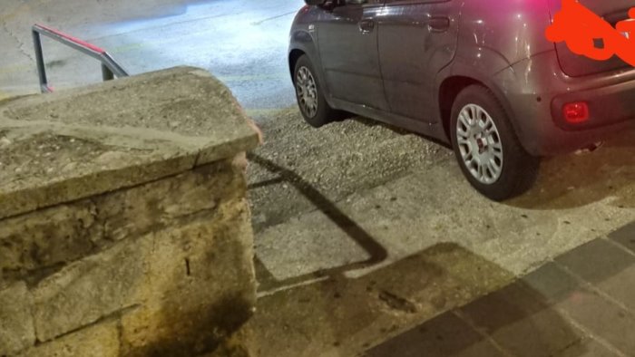 capodanno ad avellino traffico e parcheggi auto sulle scale di piazza kennedy