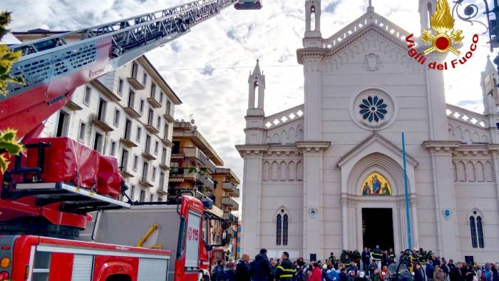 i vigili del fuoco festeggiano santa barbara ecco le benemerenze ad avellino