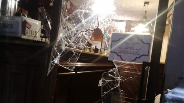 mattone sfonda vetrata ladri in azione in bar rubato incasso