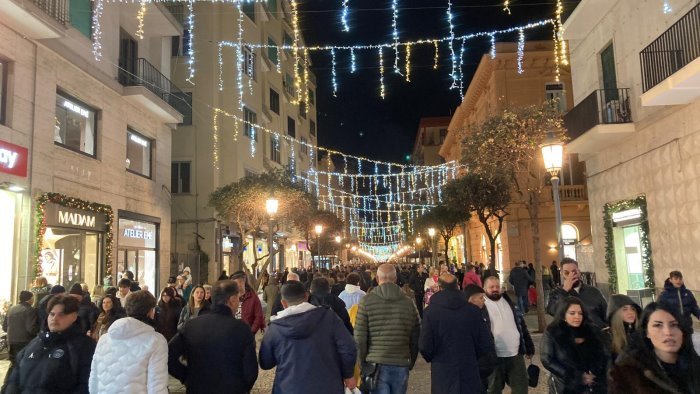 salerno non solo luci d artista i commercianti lanciano natale a torrione