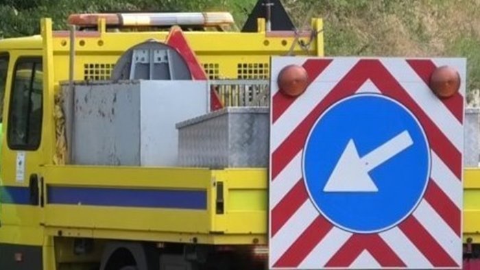 attenzione per caduta massa chiusa la strada statale 163 a piano di sorrento