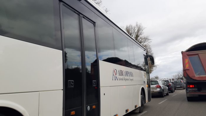 ariano autobus e mezzi pesanti in coda sulla variante manna tre torri