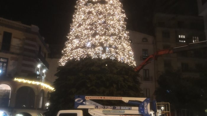 grande albero di natale a salerno il sindaco accendiamolo tutti insieme