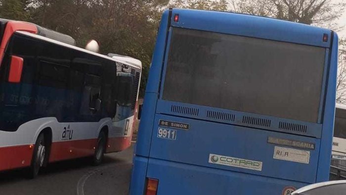 scontro tra due mezzi pubblici lungo la strada che porta a scuola esplode vetro