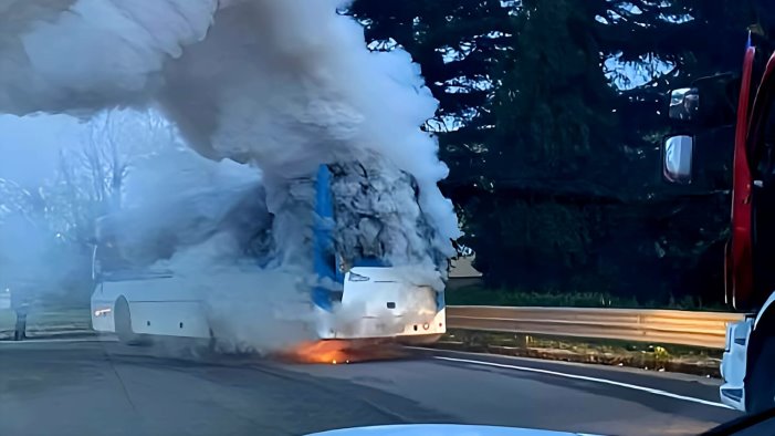 avellino pullman air in fiamme sulla variante caos e traffico paralizzato