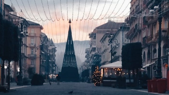 avellino ecco il mega albero di natale al corso attesa per l accensione