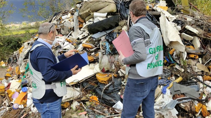 mega discarica in un fabbricato abbandonato scoperta dalla gdf