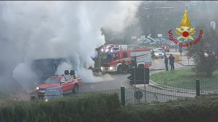 bus in fiamme sulla variante air avvia indagine interna