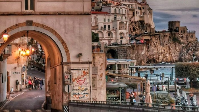 amalfi si prepara al natale luci musica e danze illuminano la costiera