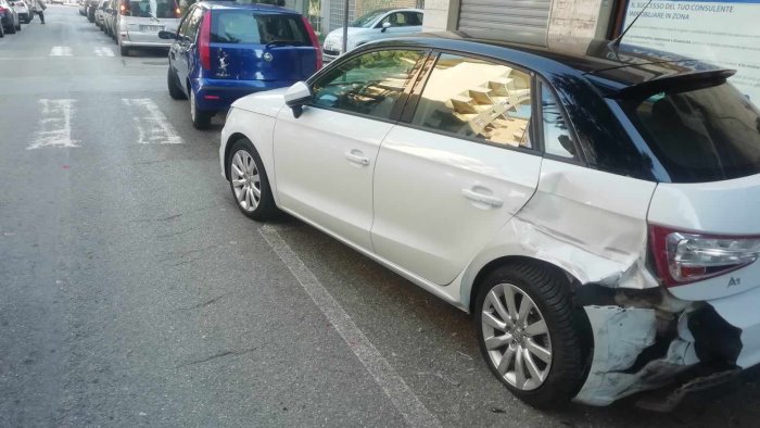 carambola impazzita auto si schianta contro altre tre macchine in sosta