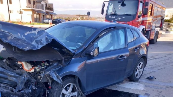 ancora un dramma scontro tra due auto muore una donna