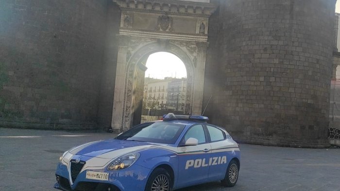 napoli piazza capuana sorpreso a cedere droga arrestato