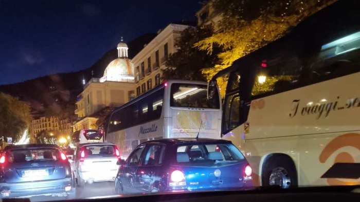 luci d artista caos in centro salernitani prigionieri delle luminarie