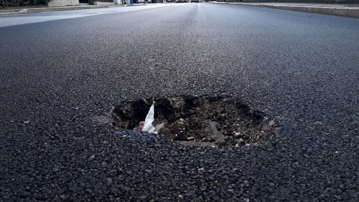 ariano strade troppo viscide e a cardito c e gia un buco sull asfalto