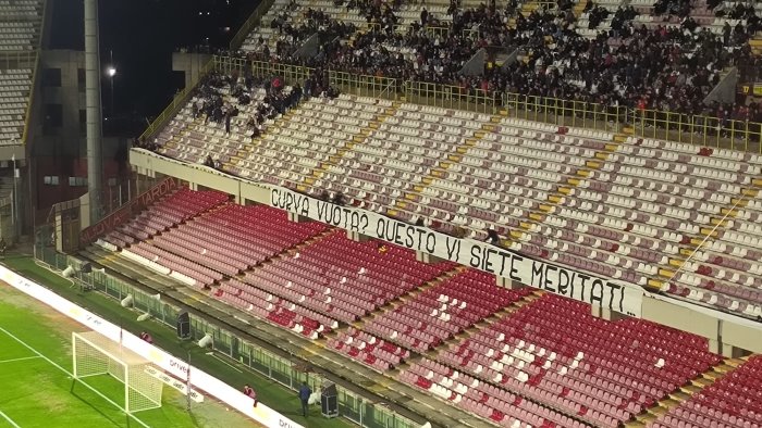 salernitana carrarese la protesta dei tifosi iervolino svegliati