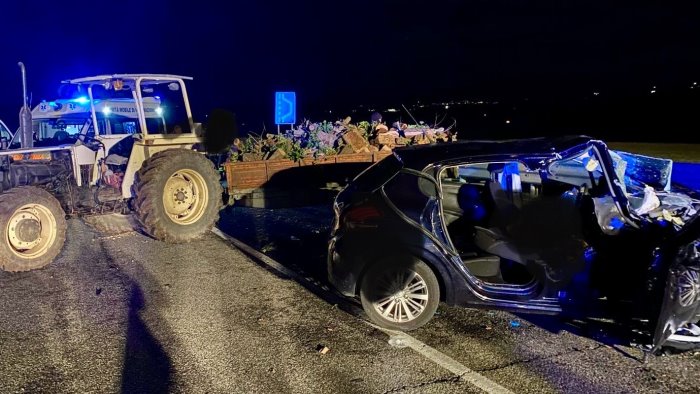 violento scontro sulla fortorina tra un auto e un trattore