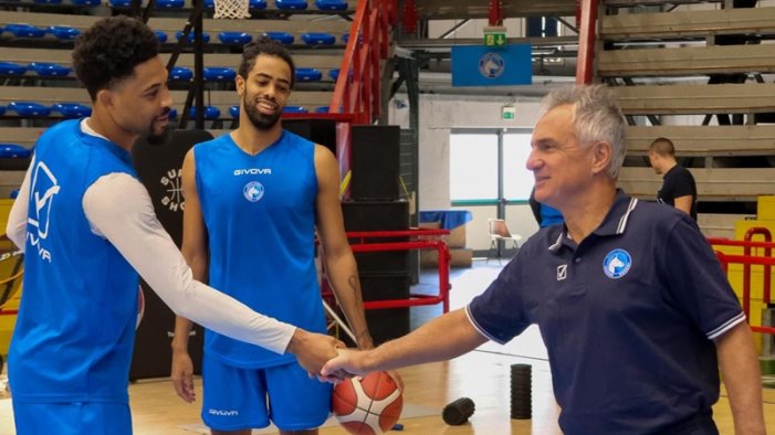 il napoli basket ci prova ma la dolomiti energia trentino vince 90 83