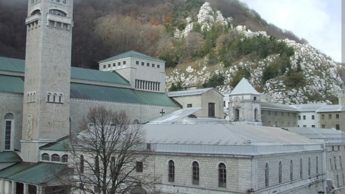 natale in abbazia si accende la magia del natale a montevergine