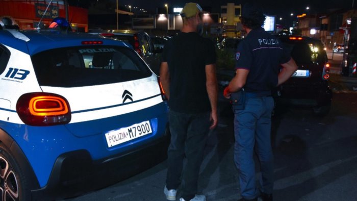 salerno polizia in azione contro i parcheggiatori abusivi