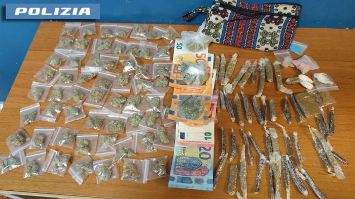 napoli piazza bellini sorpreso con la droga e arrestato