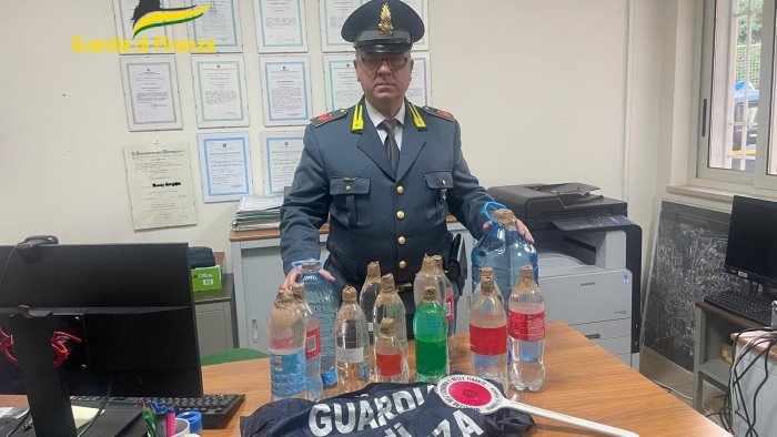 grappa di contrabbando in un furgone sequestro della finanza