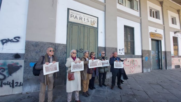 napoli manifestazione in piazza in difesa dell archivio parisio