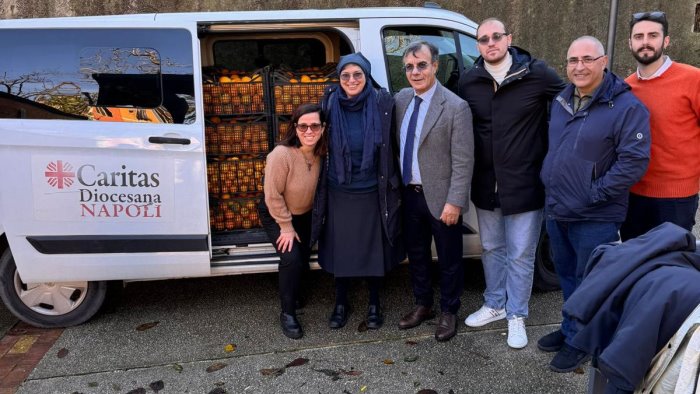 le arance raccolte al parco minopoli di napoli donate alla caritas