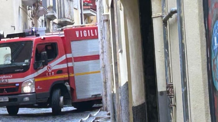 fiamme in una camera da letto paura nel centro storico di benevento