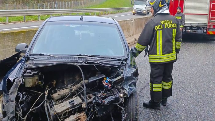 incidente in autostrada auto sbanda e finisce contro guard rail