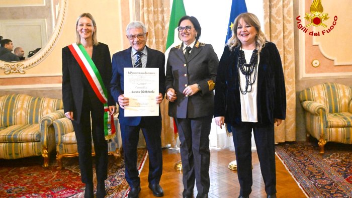 avellino onoreficenze in prefettura per i vigili del fuoco