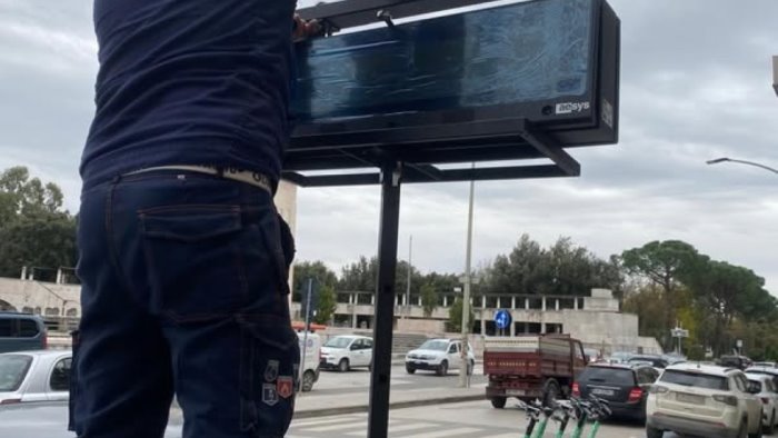 installazione monitor per gli orari dei pullman continuano i lavori