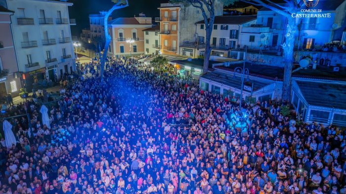 castellabate per la prima volta festeggia il capodanno in piazza