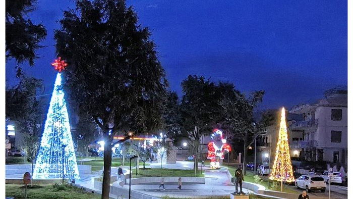 a saviano natale senza luci illuminato dalle stelle che splendono in cielo