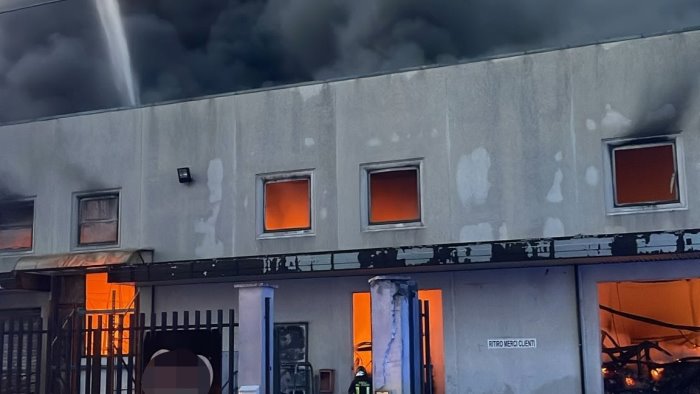 carinaro vasto incendio nel capannone per la produzione di caffe