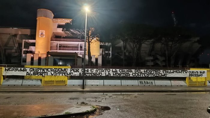 foto salernitana la curva sud siberiano contro aliberti non ti vogliamo