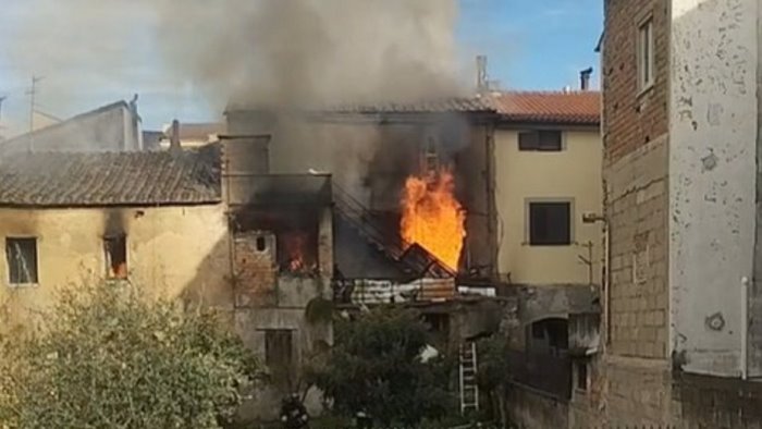 giffoni valle piana paura in centro abitazione avvolta dalle fiamme