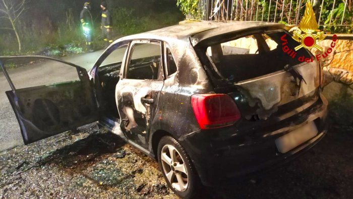 altavilla irpina auto in fiamme nella notte rilievi dei carabinieri